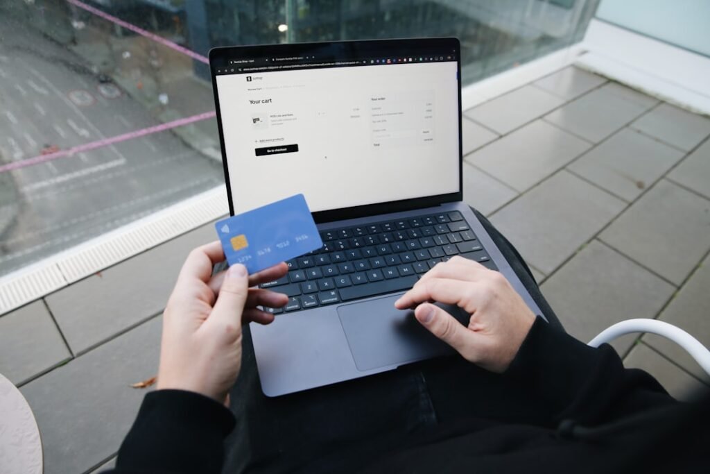 Online payment terminal used for comparing checkout discounts